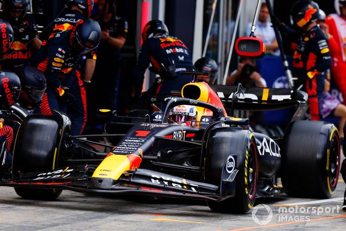 Max Verstappen, Red Bull Racing RB19, hace una parada