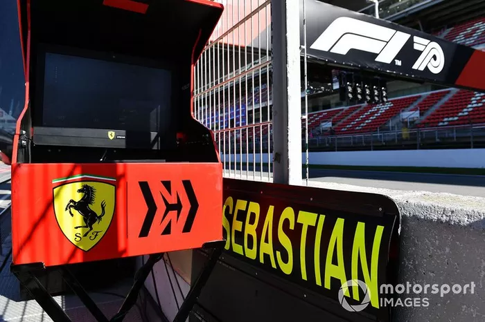 Un pit board para Sebastian Vettel, Ferrari 