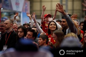 La mercancía de Ferrari se lanza a la multitud frente al escenario de Autosport