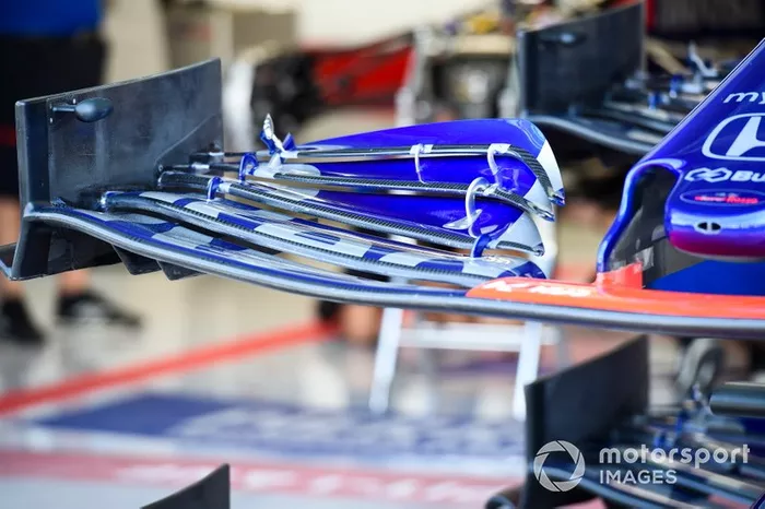 Detalle del alerón delantero del Toro Rosso STR14 
