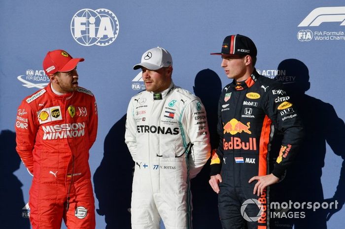 Valtteri Bottas, Mercedes AMG F1, celebra con Sebastian Vettel, Ferrari, y Max Verstappen, Red Bull Racing, después de tomar la Pole Position