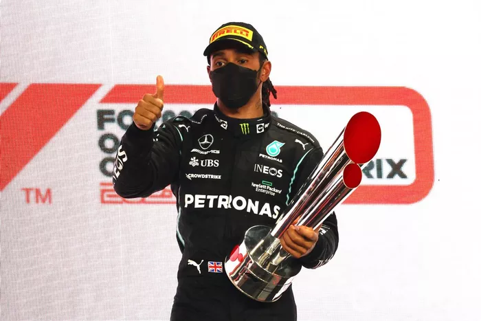 Lewis Hamilton, Mercedes, ganador del GP de Qatar, lo celebra con su trofeo