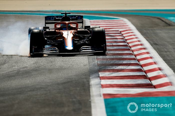 Bloqueo de Lando Norris, McLaren MCL35M adaptado (muleto) con los Pirelli de 18 pulgadas