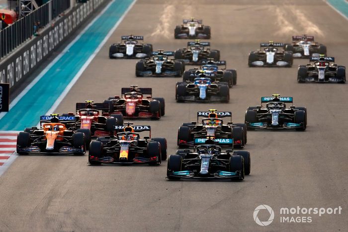 Lewis Hamilton, Mercedes W12, Max Verstappen, Red Bull Racing RB16B, Sergio Pérez, Red Bull Racing RB16B, Carlos Sainz Jr., Ferrari SF21, Lando Norris, McLaren MCL35M, el resto de grupo en la salida