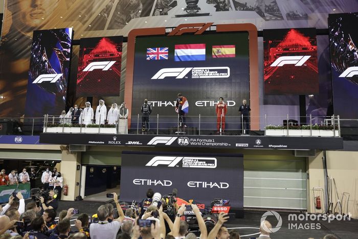 Podio: ganador y campeón Max Verstappen, Red Bull Racing, segundo lugar Lewis Hamilton, Mercedes, tercer lugar Carlos Sainz Jr., Ferrari y Christian Horner, director de Red Bull Racing