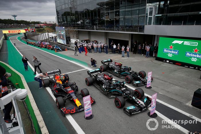 Los coches del Top3,  ganador de la pole Lewis Hamilton, Mercedes W12, tercero Valtteri Bottas, Mercedes W12, y segundo Max Verstappen, Red Bull Racing RB16B, en Parc Ferme tras la clasificación