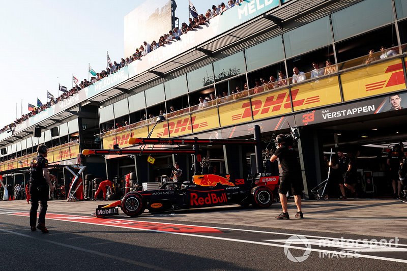 Max Verstappen, Red Bull Racing RB15, esce dai box
