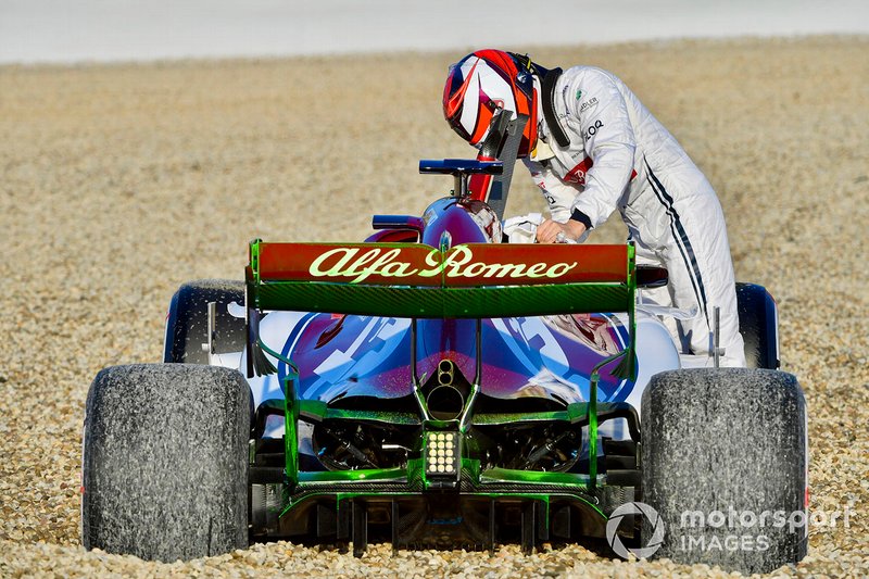 Kimi Raikkonen, Alfa Romeo Racing C38, hace trompo