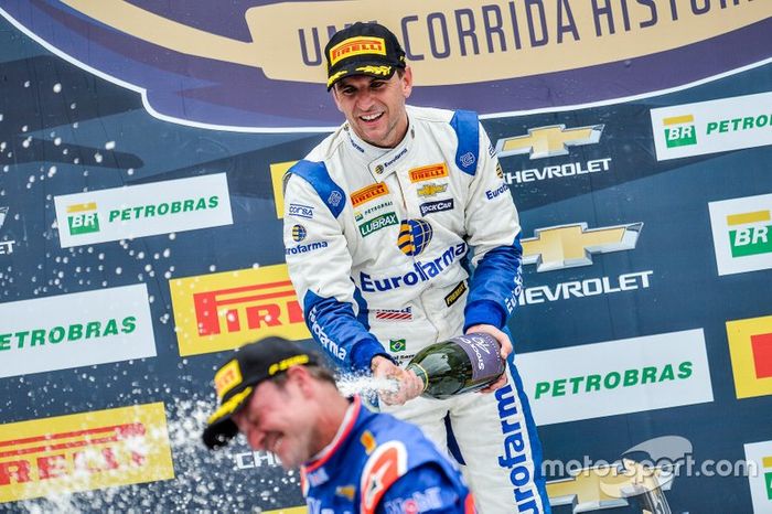 Daniel Serra e comemorou com champanhe em cima de Rubens Barrichello.