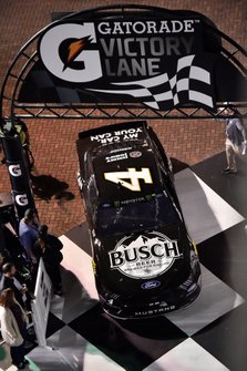 Winner Kevin Harvick, Stewart-Haas Racing, Ford Mustang Busch Beer Car2Can