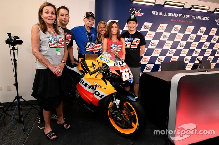 La familia de Hayden con la moto ganadora del campeonato de 2006