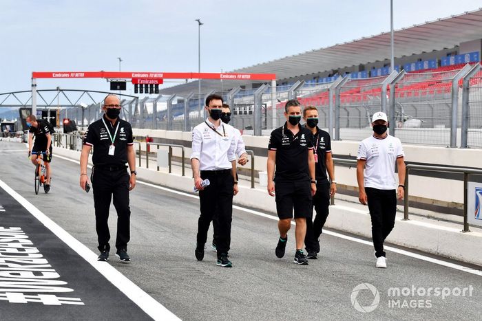 Valtteri Bottas, Mercedes, con el equipo