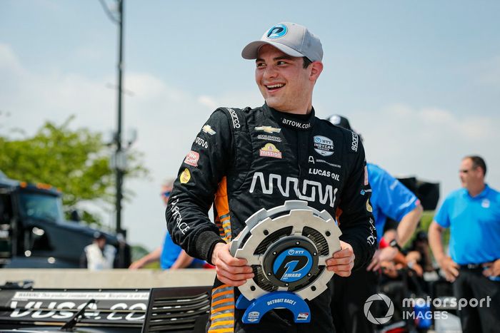 Ganador de la poe Patricio O'Ward, Arrow McLaren SP Chevrolet con el premio NTT P1