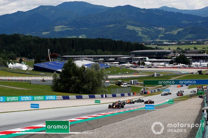 Max Verstappen, Red Bull Racing RB16B, Lewis Hamilton, Mercedes W12, Sergio Pérez, Red Bull Racing RB16B, Lando Norris, McLaren MCL35M al inicio