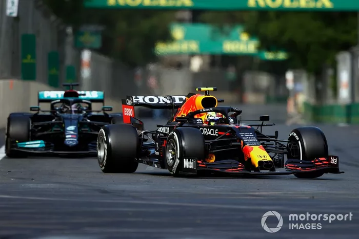 Sergio Pérez, Red Bull Racing RB16B, Lewis Hamilton, Mercedes W12