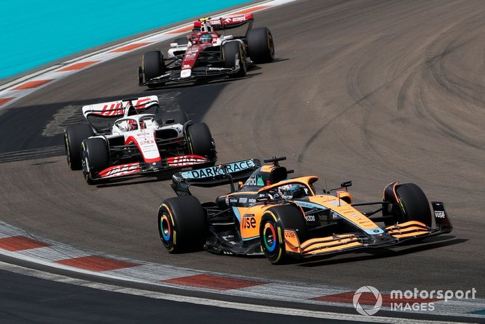Daniel Ricciardo, McLaren MCL36, Kevin Magnussen, Haas VF-22, Zhou Guanyu, Alfa Romeo C42