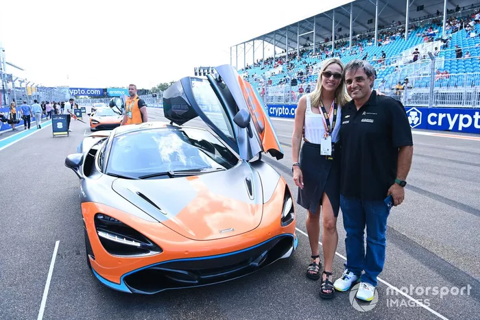 Una invitada de Pirelli Hot Laps con Juan Pablo Montoya