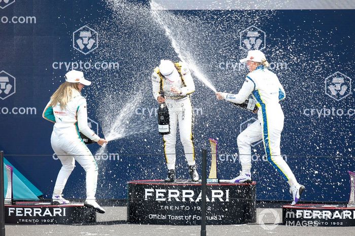 Podio: Ganadora de la carrera Jamie Chadwick, Jenner Racing, segundo lugar Nerea Martí, Quantfury W Series Team, tercer lugar Sarah Moore, Scuderia W.