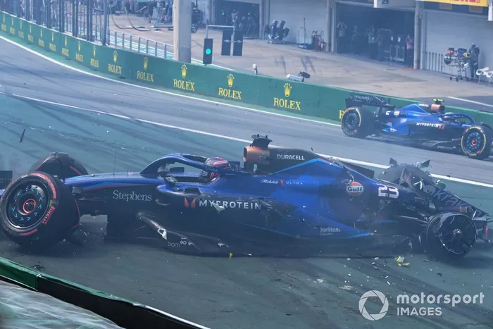 Alex Albon, Williams FW45, se cae en la salida tras un contacto con Kevin Magnussen, Haas VF-23