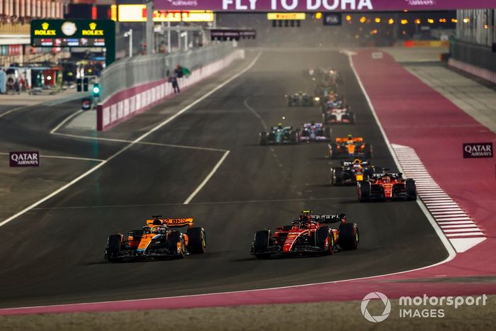 Oscar Piastri, McLaren MCL60, lucha con Carlos Sainz, Ferrari SF-23