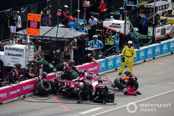 #06: Helio Castroneves, Meyer Shank Racing Honda, parada en boxes