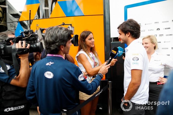 Carlos Sainz Jr., McLaren, con los medios