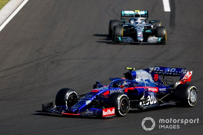Alexander Albon, Toro Rosso STR14, Valtteri Bottas, Mercedes AMG W10