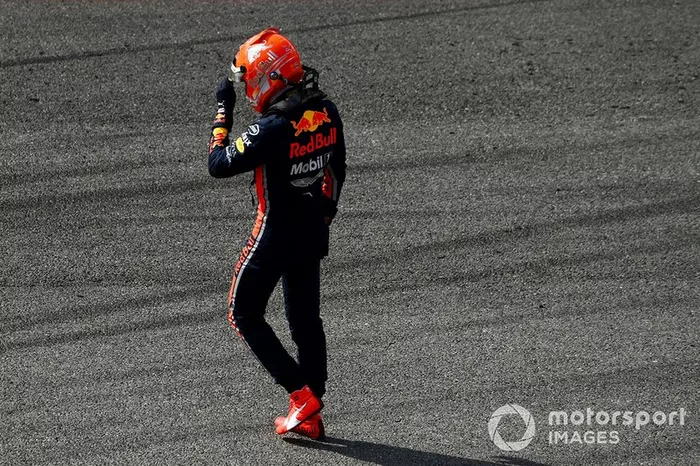 Max Verstappen, Red Bull Racing, se aleja de su coche dañado