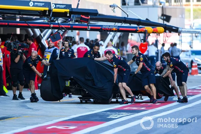 Los mecánicos de Red Bull respaldan a Alex Albon Red Bull RB15 en la sesión de clasificación