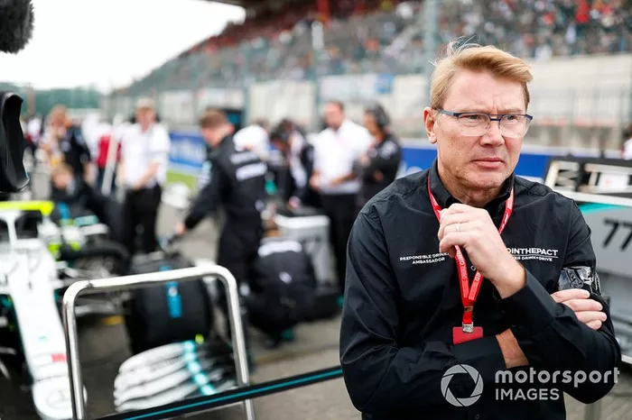 2 veces campeón del mundo Mika Hakkinen en la parrilla