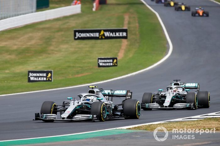 Valtteri Bottas, Mercedes AMG W10 lidera a Lewis Hamilton, Mercedes AMG F1 W10 al inicio