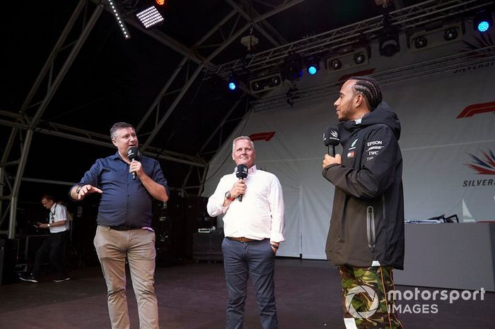 David Croft y Johnny Herbert, Sky Sports F1, con Lewis Hamilton, Mercedes AMG F1, en el escenario