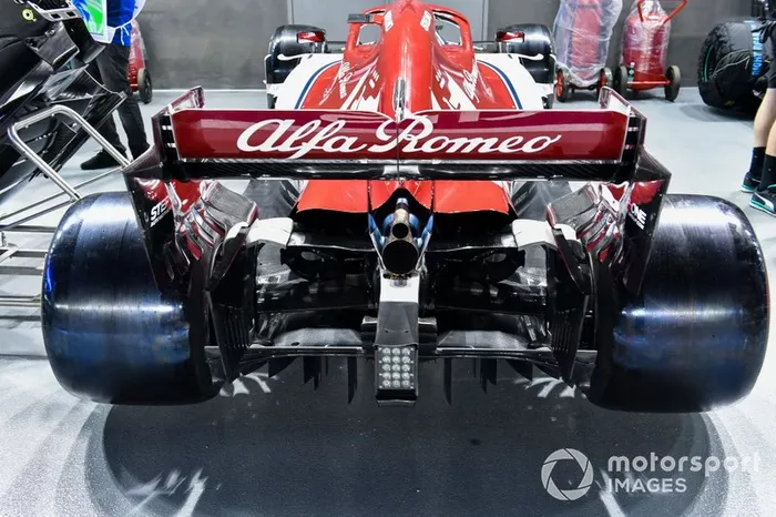 Alerón trasero y escape del Alfa Romeo Racing C38 