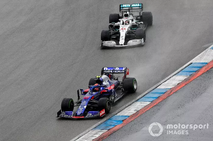 Alexander Albon, Toro Rosso STR14, lidera Lewis Hamilton, Mercedes AMG F1 W10