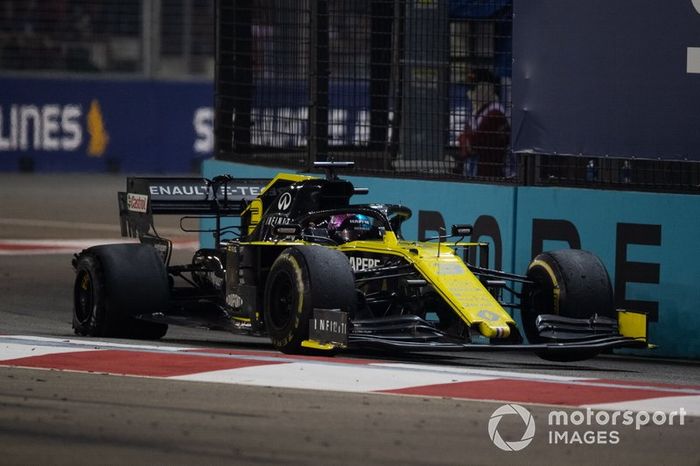 Daniel Ricciardo, Renault F1 Team R.S.19, con un pinchazo