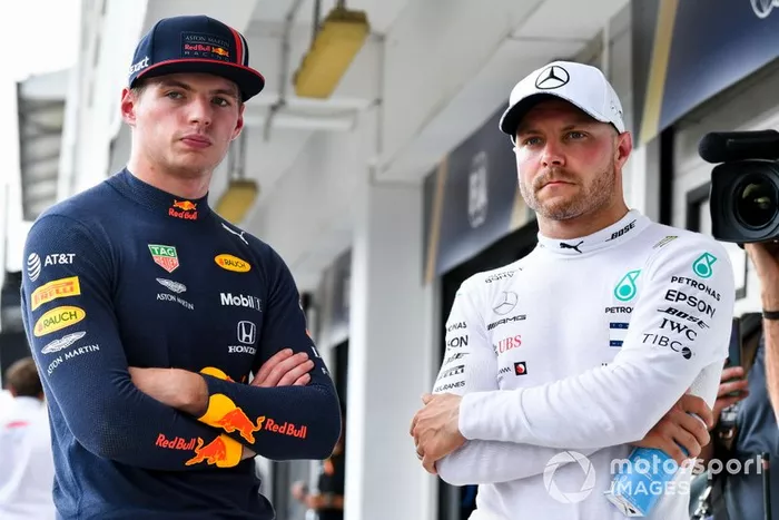 Ganador de la pole Max Verstappen, Red Bull Racing y Valtteri Bottas, Mercedes AMG F1 