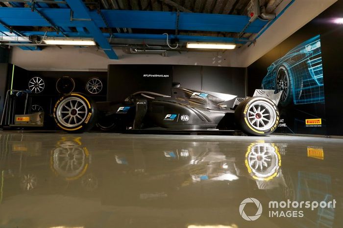 Jean Alesi prueba los nuevos neumáticos Pirelli de 18 pulgadas para las próximas temporada de F2 