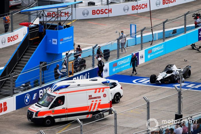 Los oficiales de pista asisten el coche de Edoardo Mortara, Venturi Racing, Silver Arrow 02, tras un accidente en la línea de salida