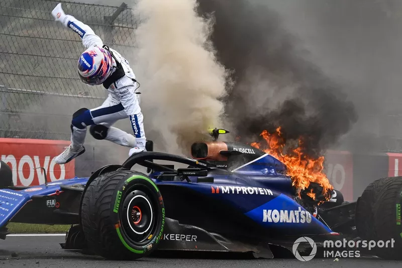 Logan Sargeant, Williams FW46, saute de sa voiture après un accident.