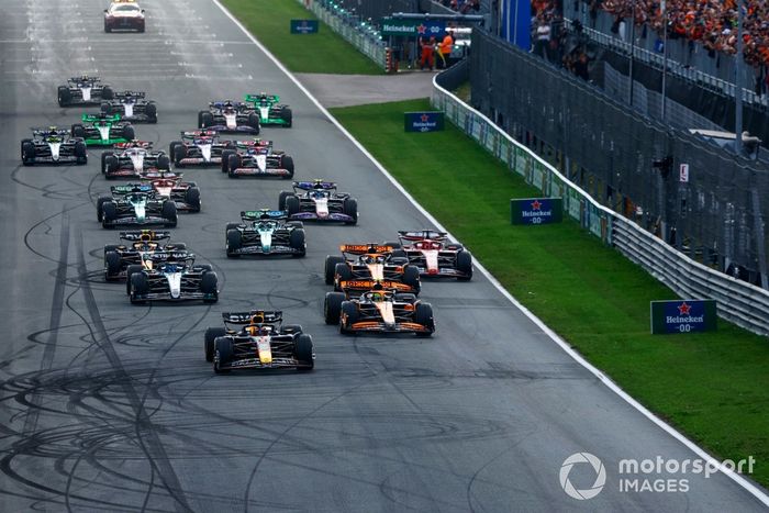 Max Verstappen, Red Bull Racing RB20 Lando Norris, McLaren MCL38, George Russell, Mercedes F1 W15, el resto del campo en la salida de la carrera.