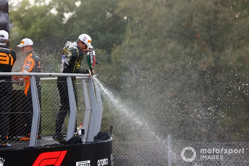 Charles Leclerc, Scuderia Ferrari, 1ère position, pulvérise du champagne sur le podium