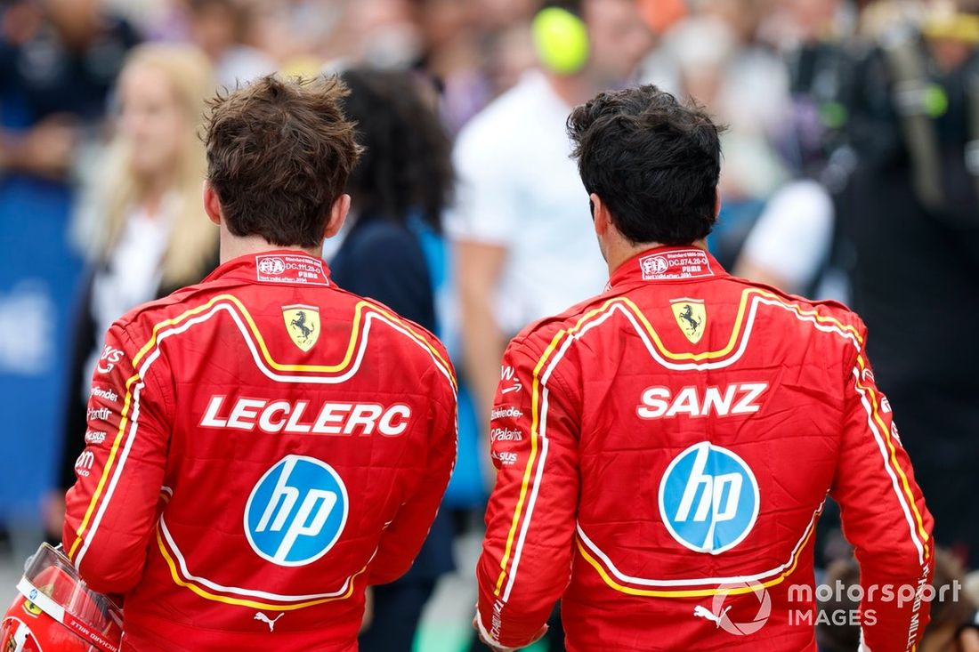 Charles Leclerc, Scuderia Ferrari, Carlos Sainz, Scuderia Ferrari, w Parc Ferme 