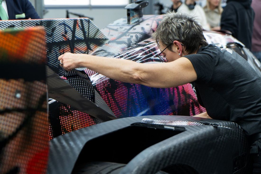 BMW M Hybrid V8 Art Car de Julie Mehretu