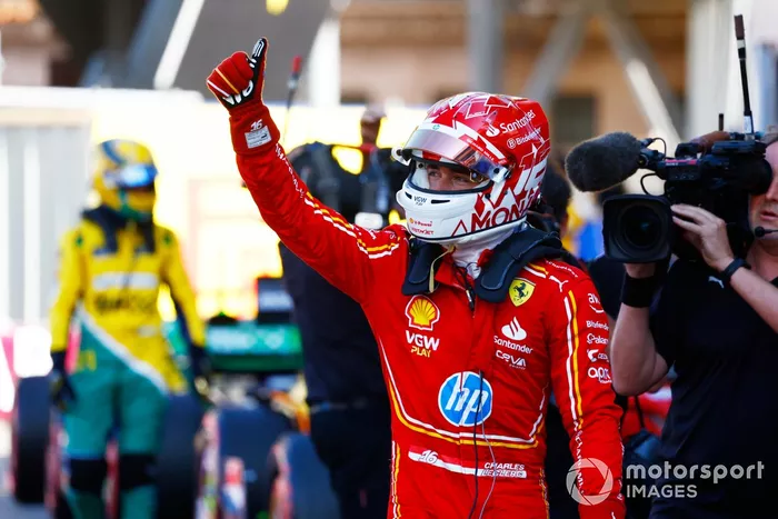 El hombre de la pole, Charles Leclerc, de la Scuderia Ferrari, levanta el pulgar tras la clasificación