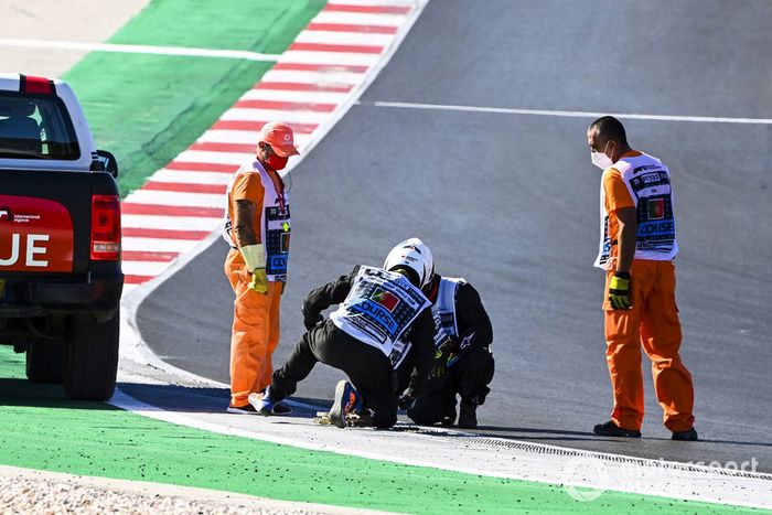 Los oficiales revisan las alcantarillas durante la bandera roja