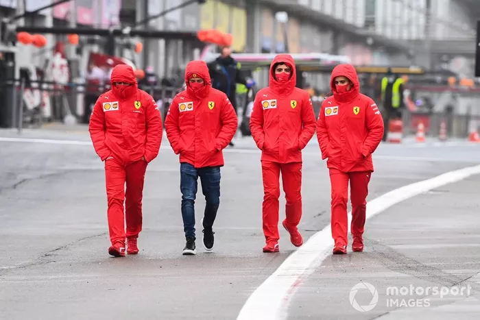 Charles Leclerc, Ferrari, recorre la pista con miembros del equipo