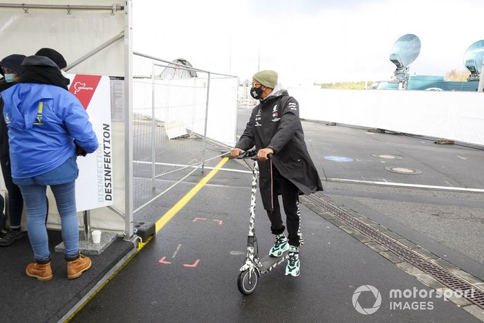 Lewis Hamilton, Mercedes-AMG F1, en un patinete