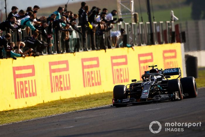 Segundo lugar Valtteri Bottas, Mercedes F1 W11 cruza la meta