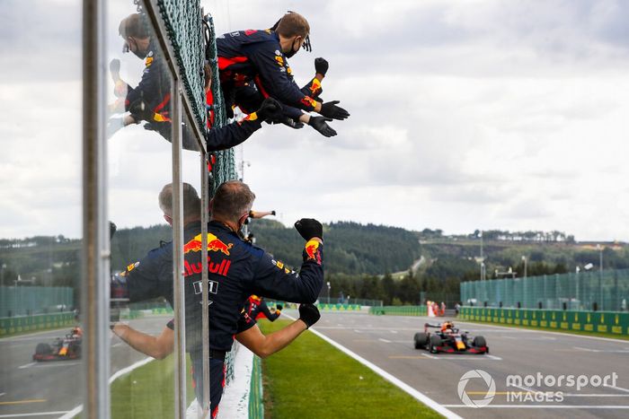 Max Verstappen, el Red Bull Racing RB16 cruza la línea en tercer lugar