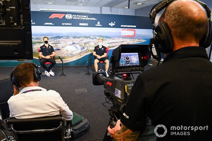 Romain Grosjean, Haas F1, Kevin Magnussen, Haas F1, en la conferencia de prensa